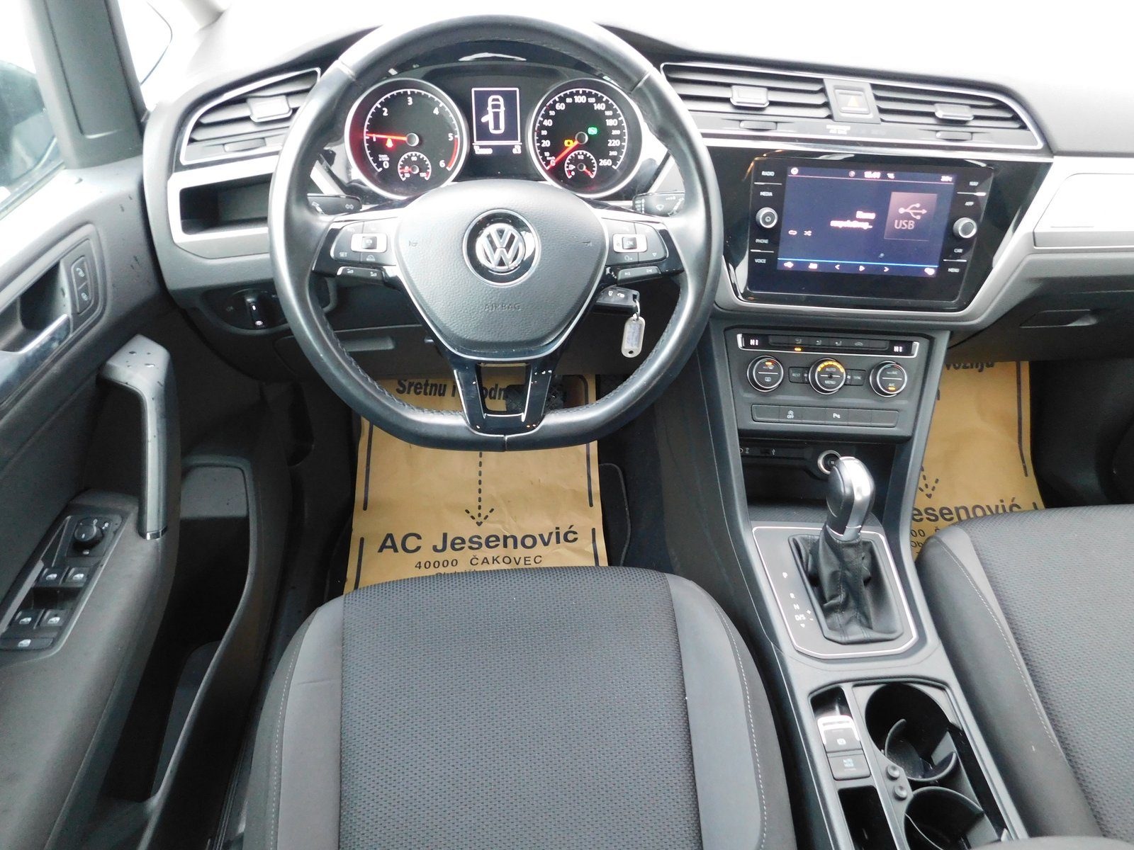 2018 Volkswagen Touran — fotografija 9