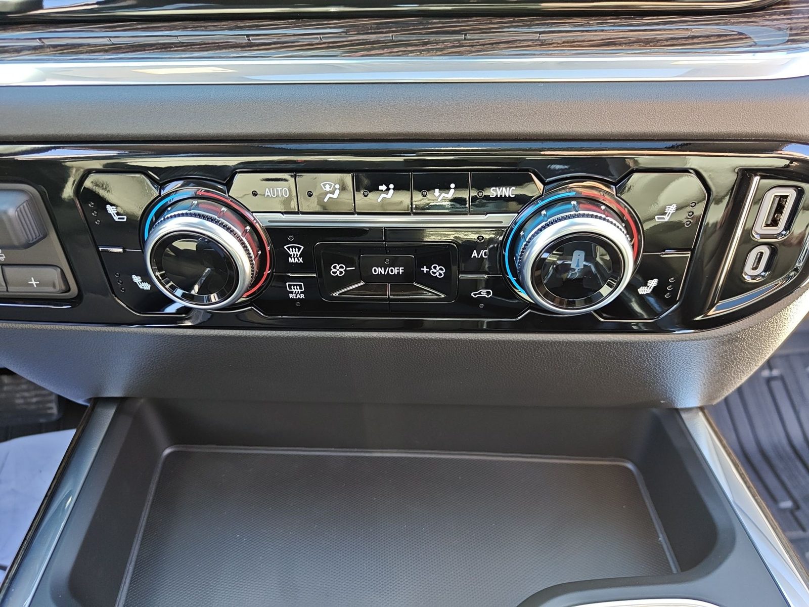 2025 GMC Sierra — fotografija 25