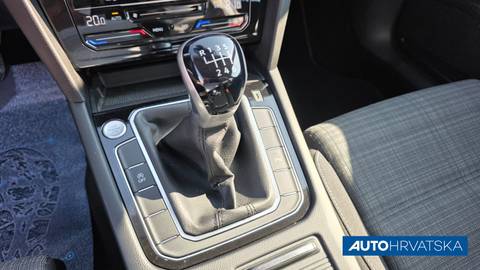 2022 Volkswagen Passat — sličica 16