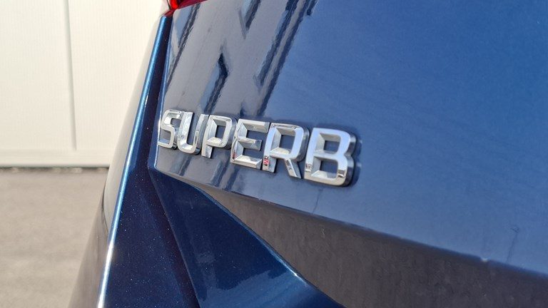 2021 Škoda Superb — fotografija 28