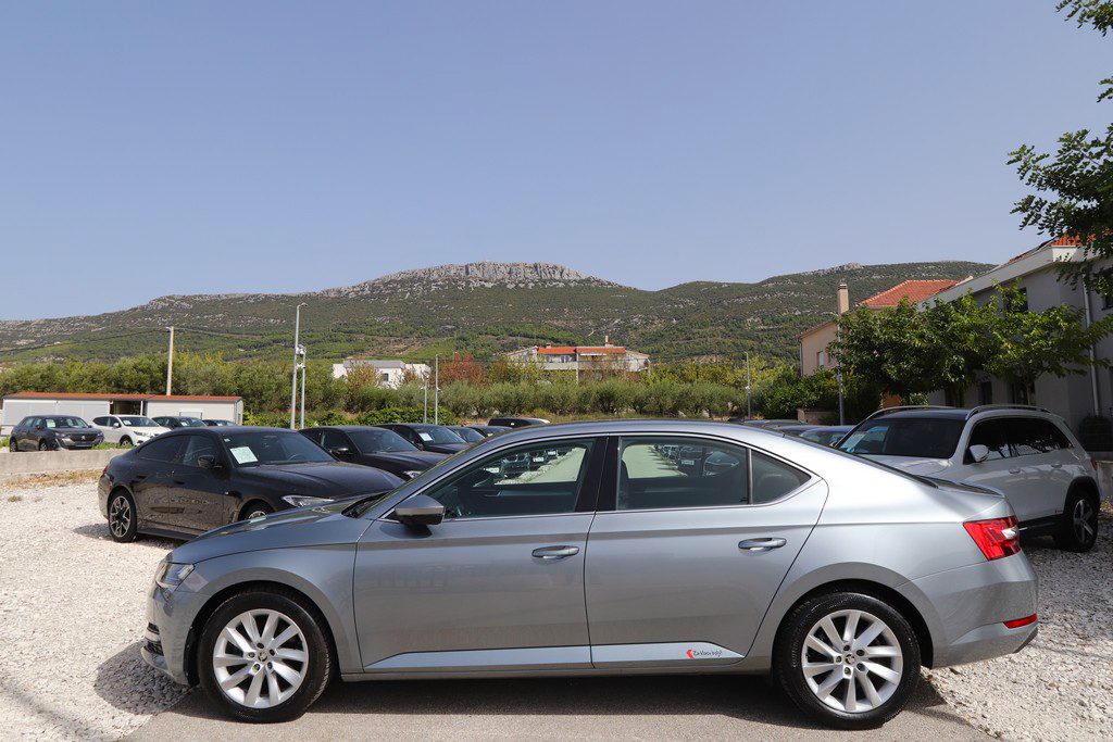 2021 Škoda Superb — fotografija 3