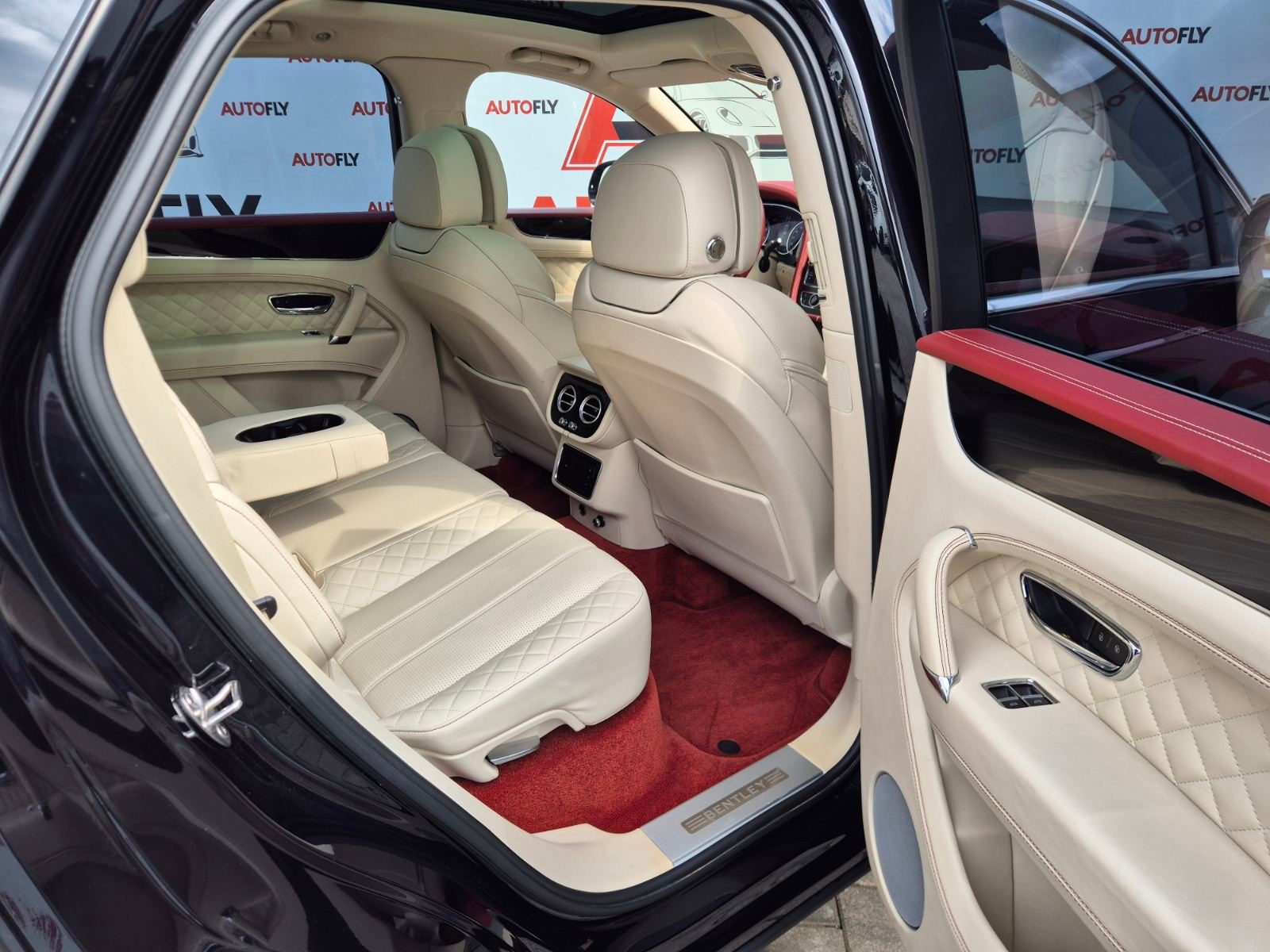 2016 Bentley Bentayga — fotografija 15