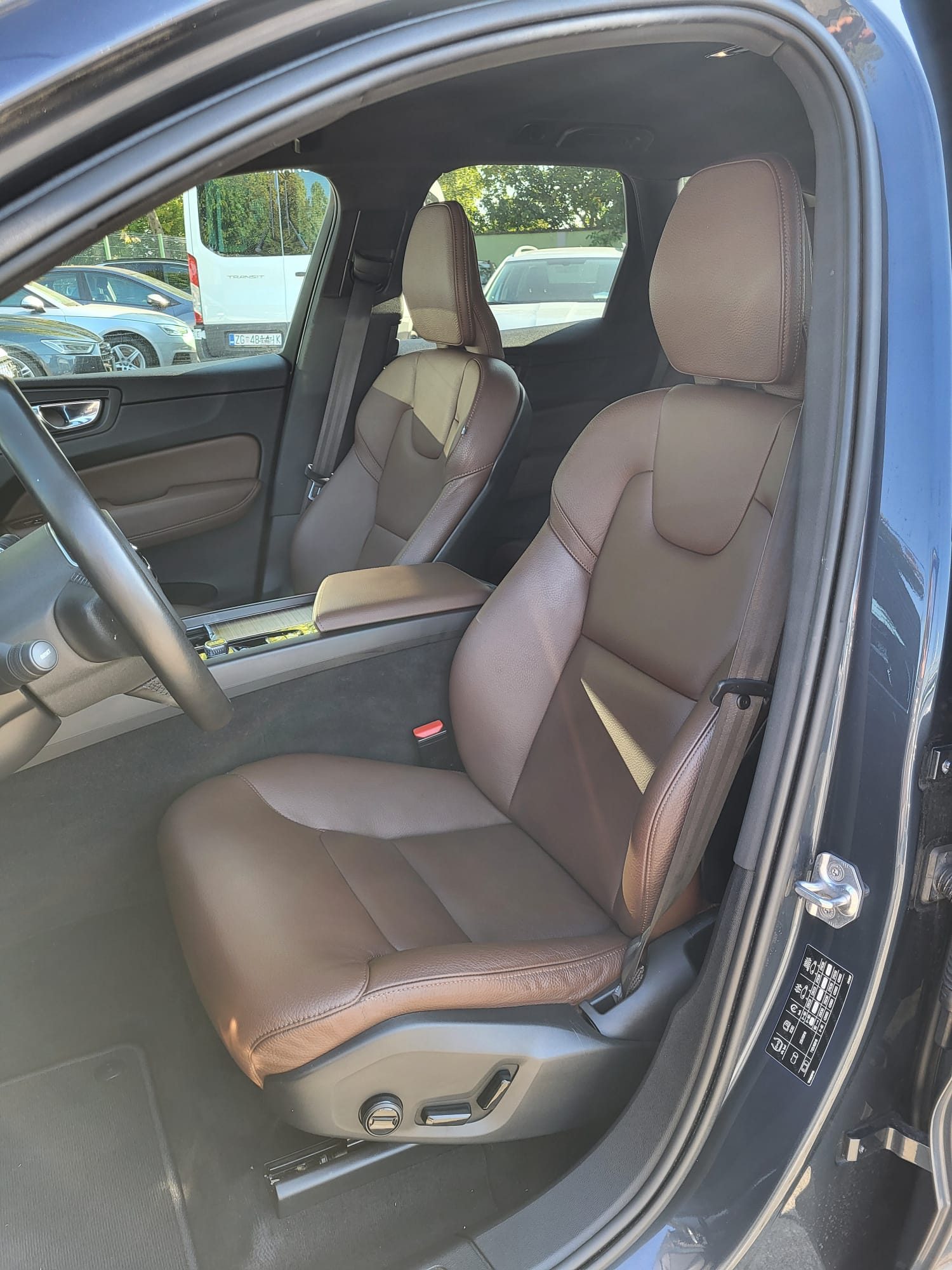 2020 Volvo XC60 R-Design — fotografija 11
