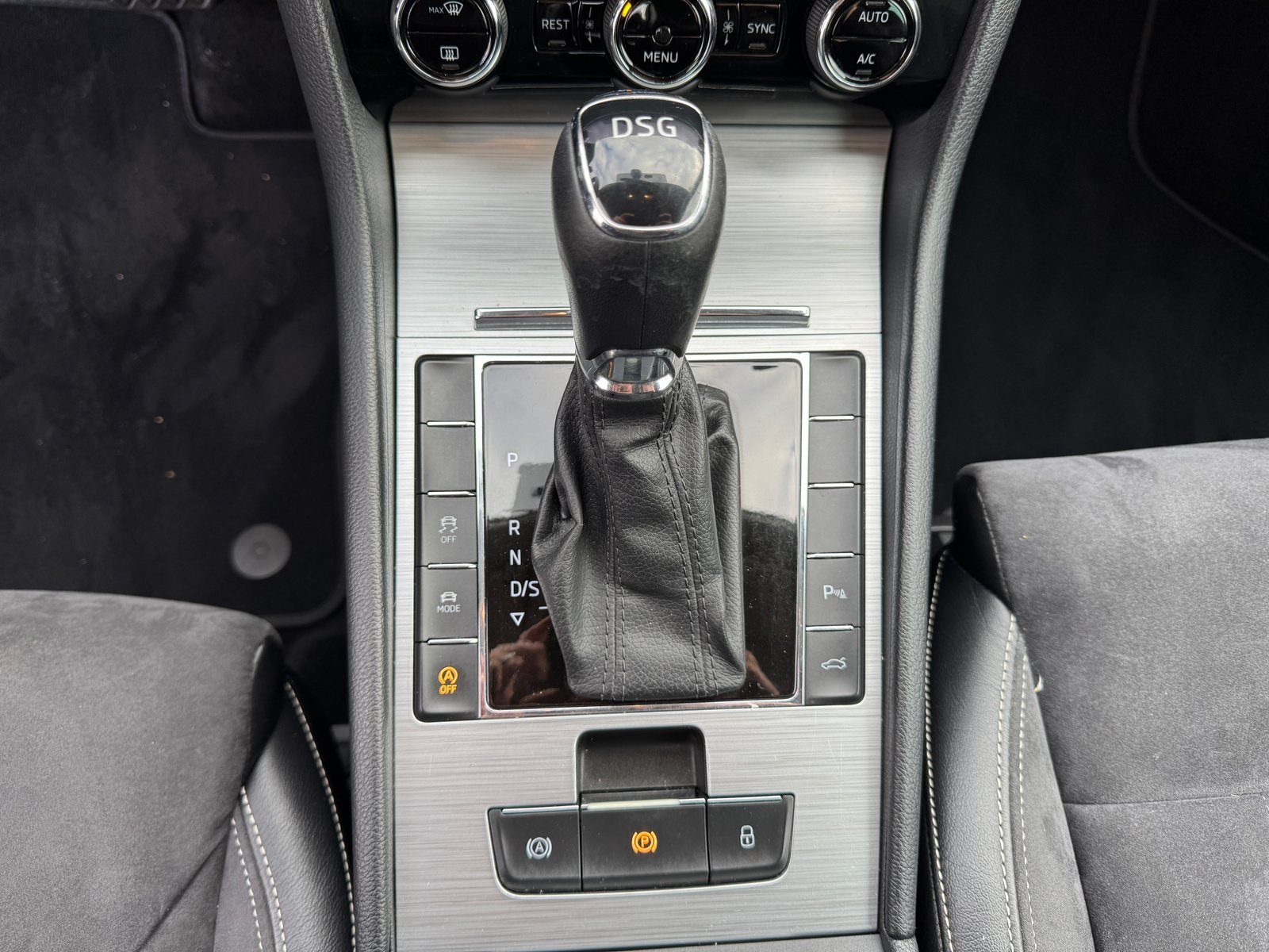 2020 Škoda Superb — fotografija 15