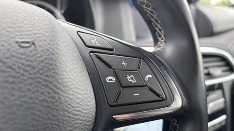 2017 Infiniti Q30 — sličica 17