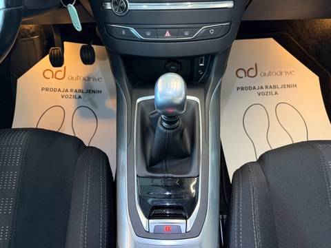 2017 Peugeot 308 — sličica 19