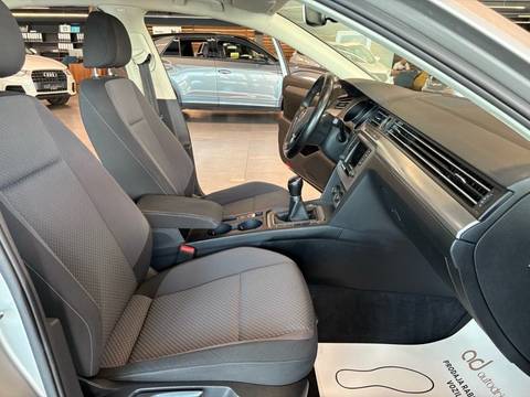 2015 Volkswagen Passat — sličica 23
