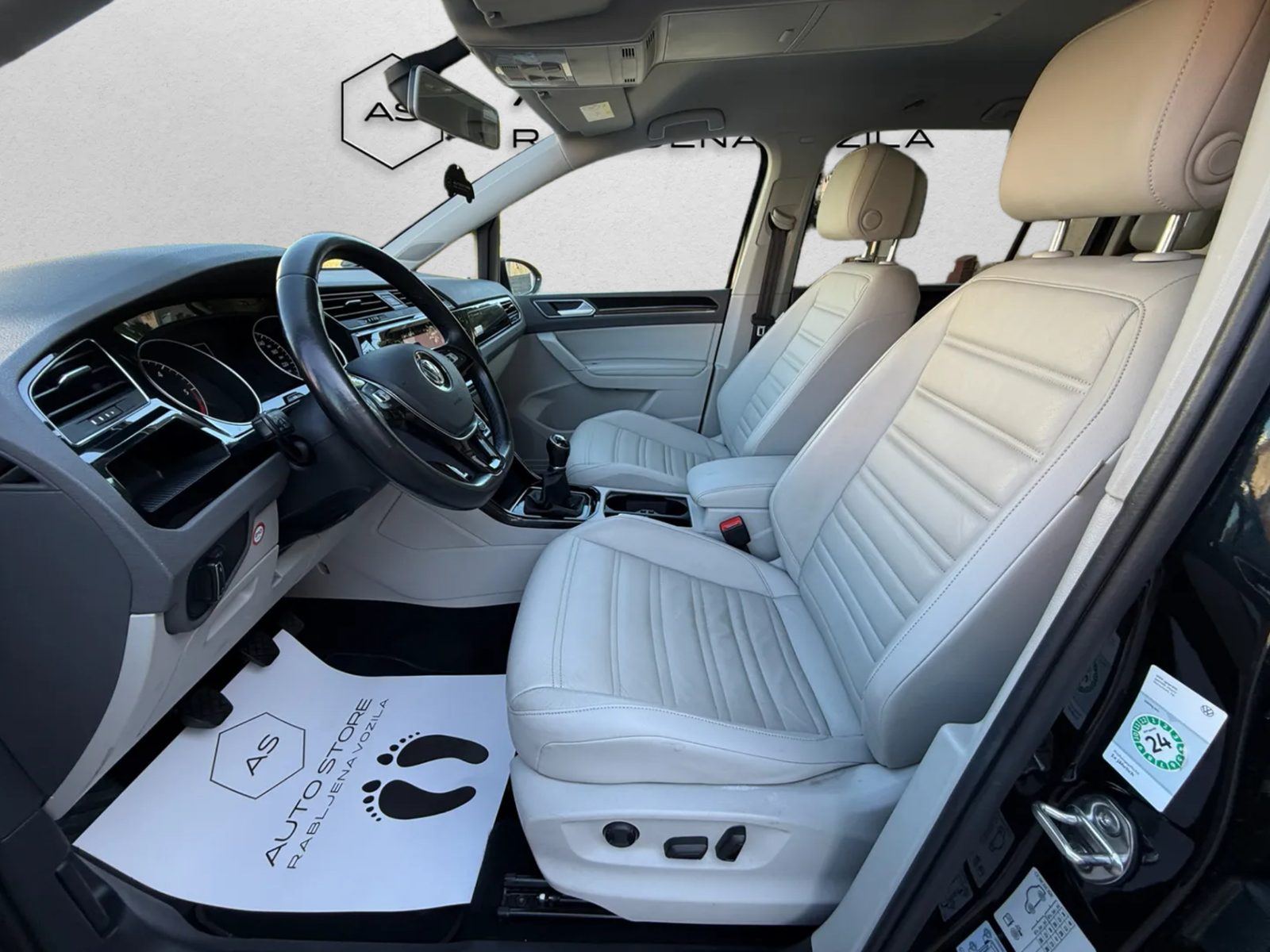 2018 Volkswagen Touran Highline — fotografija 19