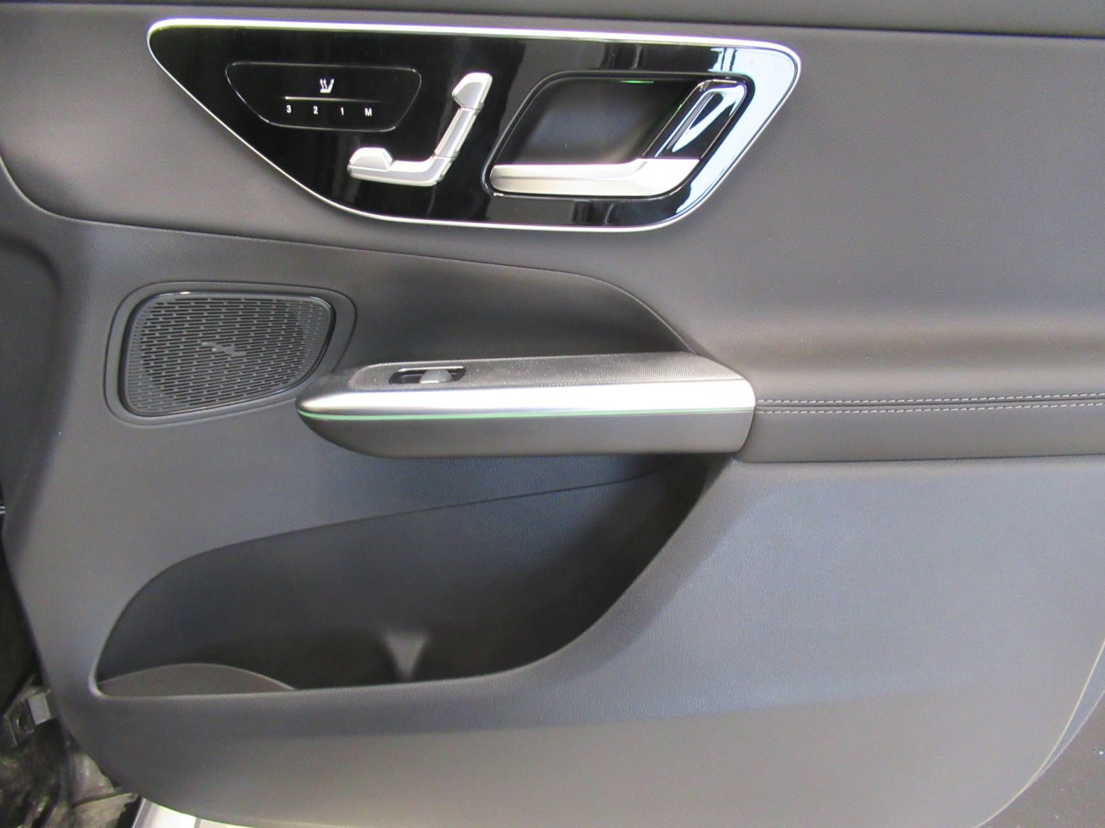 2025 Mercedes-Benz GLC — fotografija 12