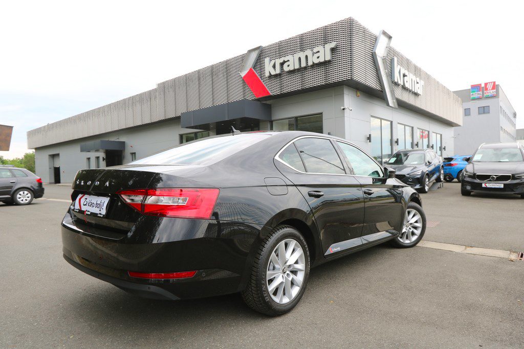 2023 Škoda Superb — fotografija 16