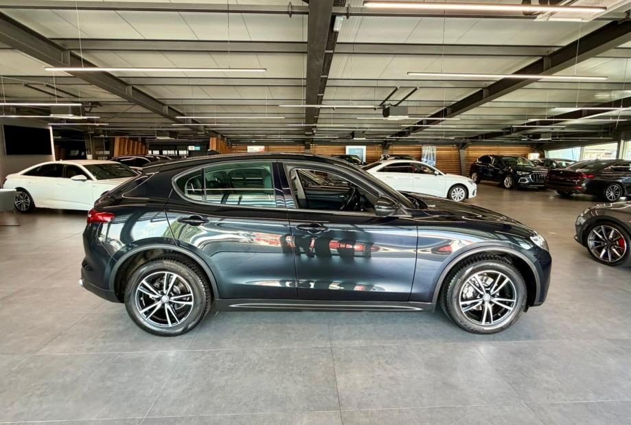 2017 Alfa Romeo Stelvio — fotografija 10