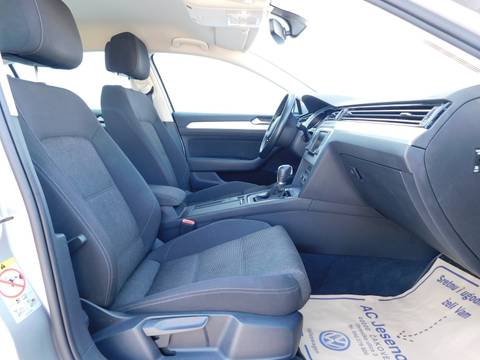 2017 Volkswagen Passat — sličica 11