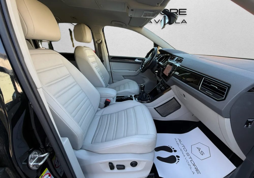 2018 Volkswagen Touran Highline — fotografija 26