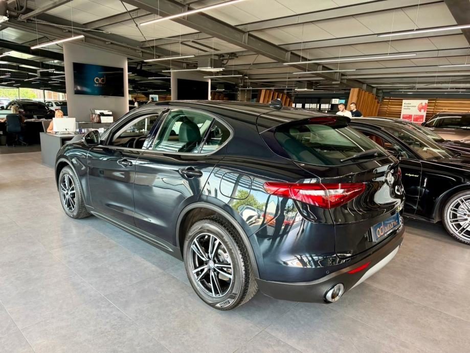 2017 Alfa Romeo Stelvio — fotografija 5