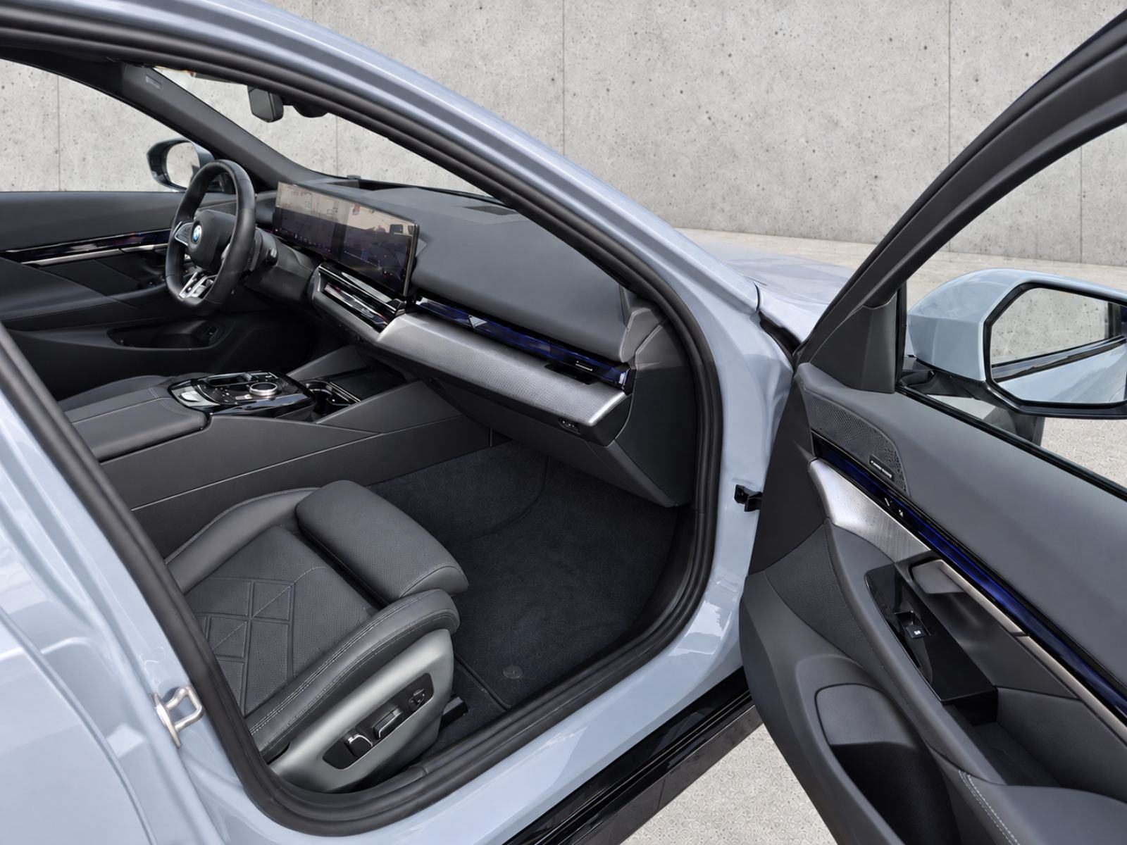 2025 BMW Serija 5 M Sport — fotografija 13