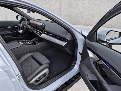 2025 BMW Serija 5 M Sport — sličica 13