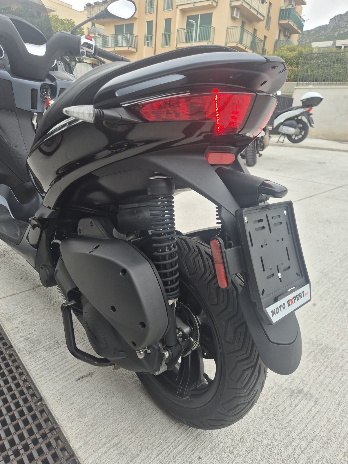 2023 Piaggio MP3 300 — fotografija 3