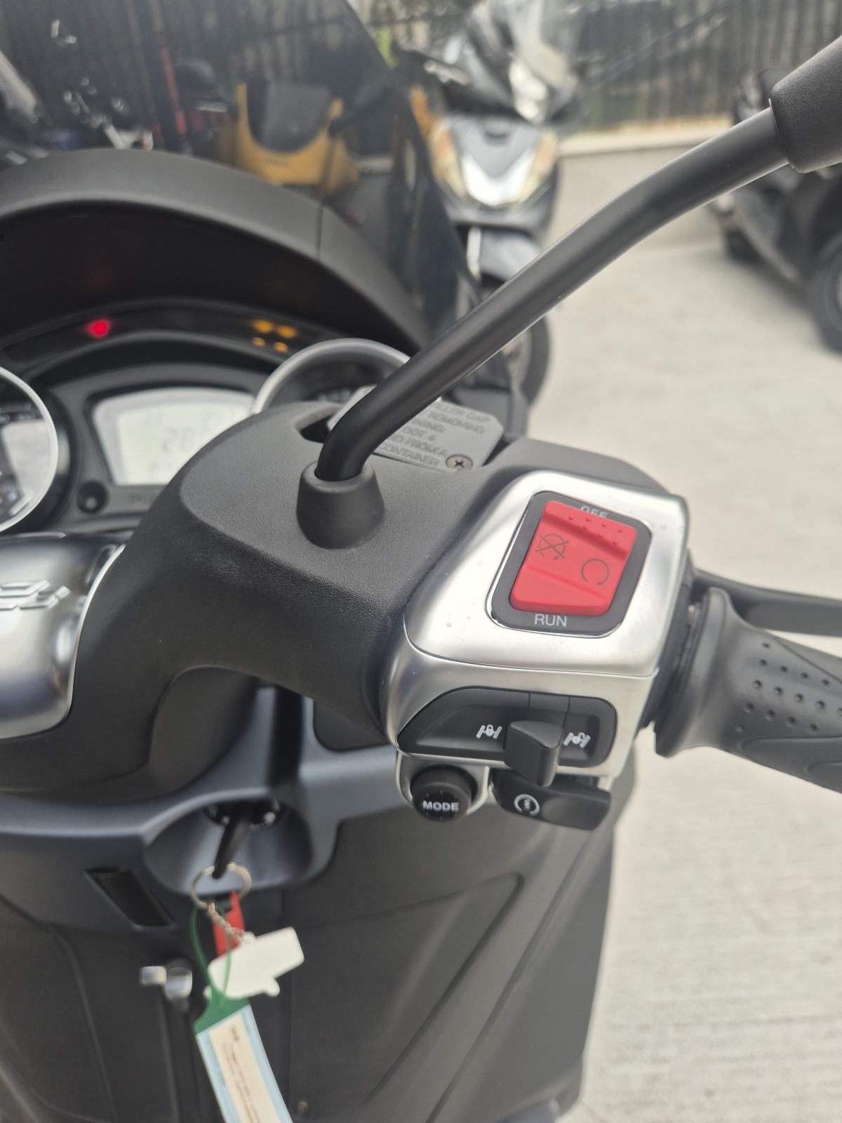 2023 Piaggio MP3 300 — fotografija 6