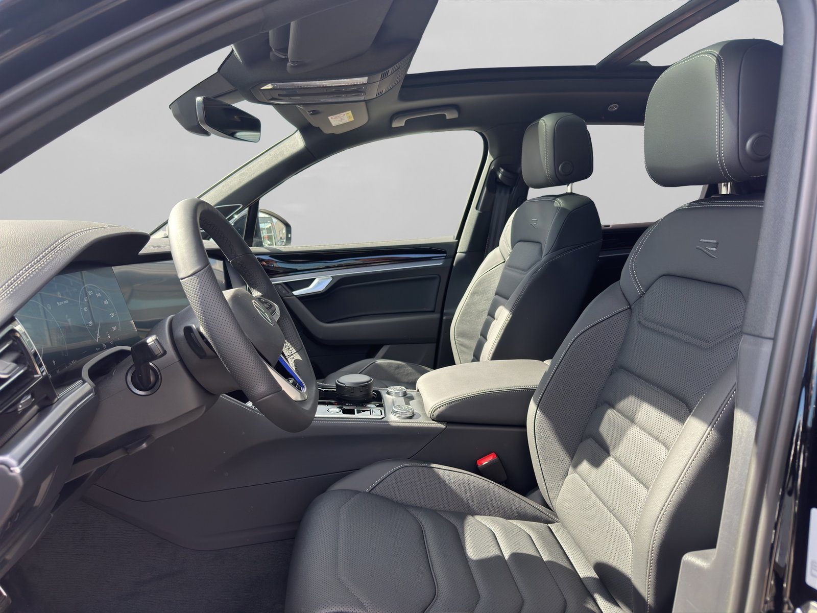 2025 Volkswagen Touareg — fotografija 9
