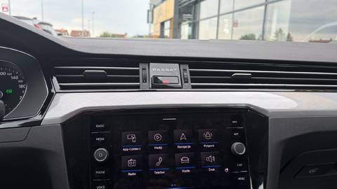 2022 Volkswagen Passat — sličica 29