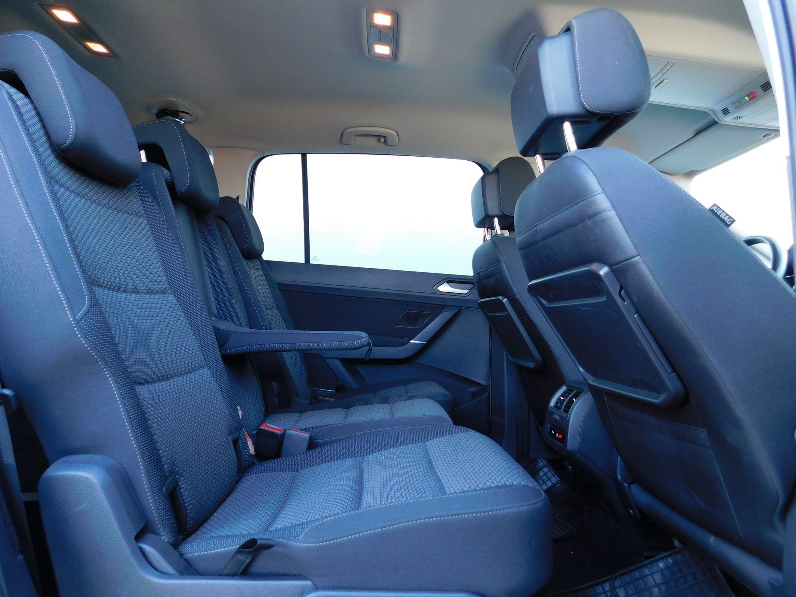 2023 Volkswagen Touran R-Line — fotografija 12