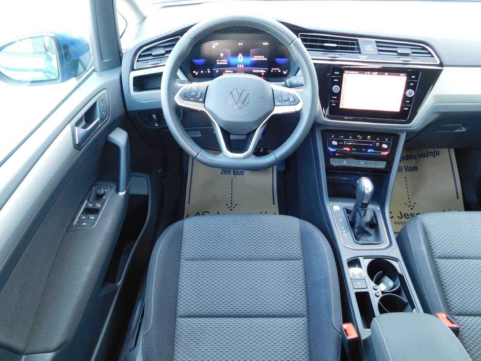 2023 Volkswagen Touran R-Line — fotografija 10
