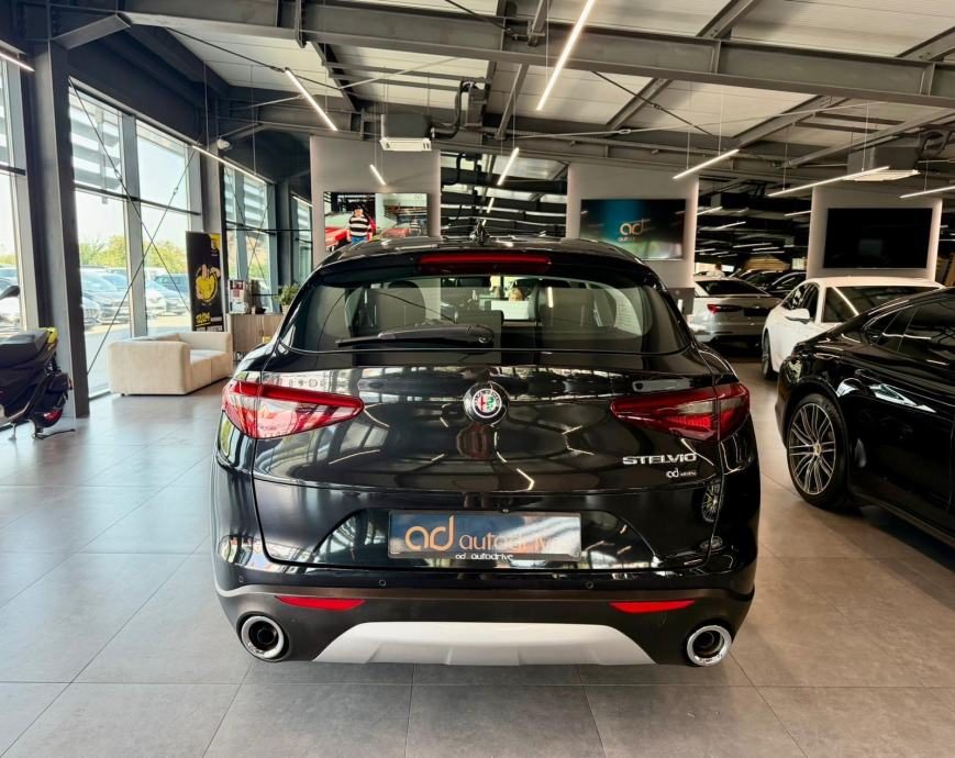 2017 Alfa Romeo Stelvio — fotografija 7