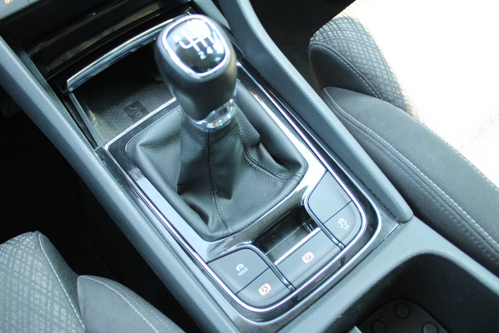 2023 Škoda Karoq — fotografija 18