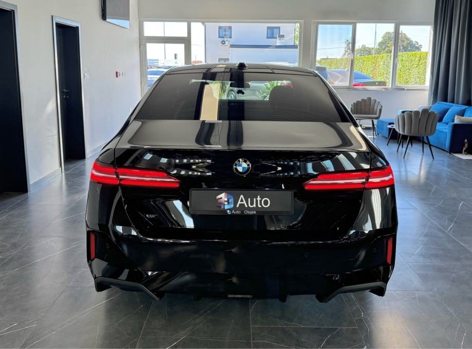 2025 BMW Serija 5 — fotografija 5