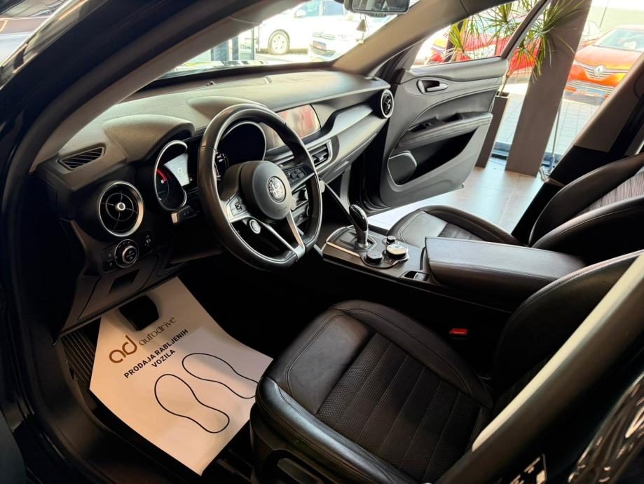 2017 Alfa Romeo Stelvio — fotografija 14