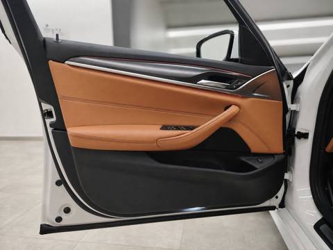 2021 BMW Serija 5 — sličica 16
