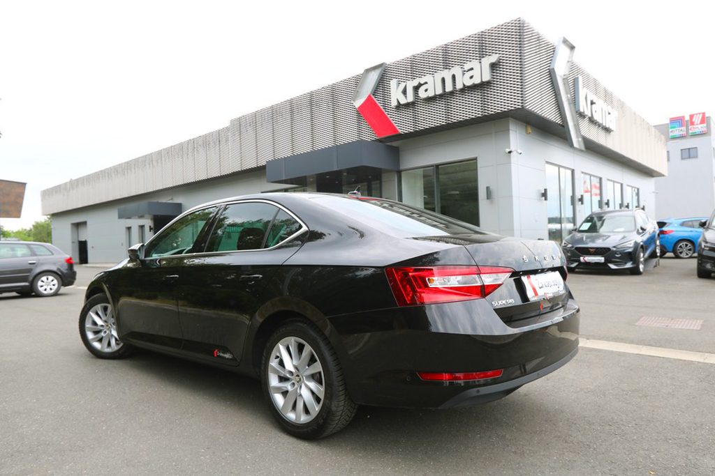 2023 Škoda Superb — fotografija 18