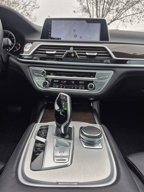 2016 BMW Serija 7 — sličica 18