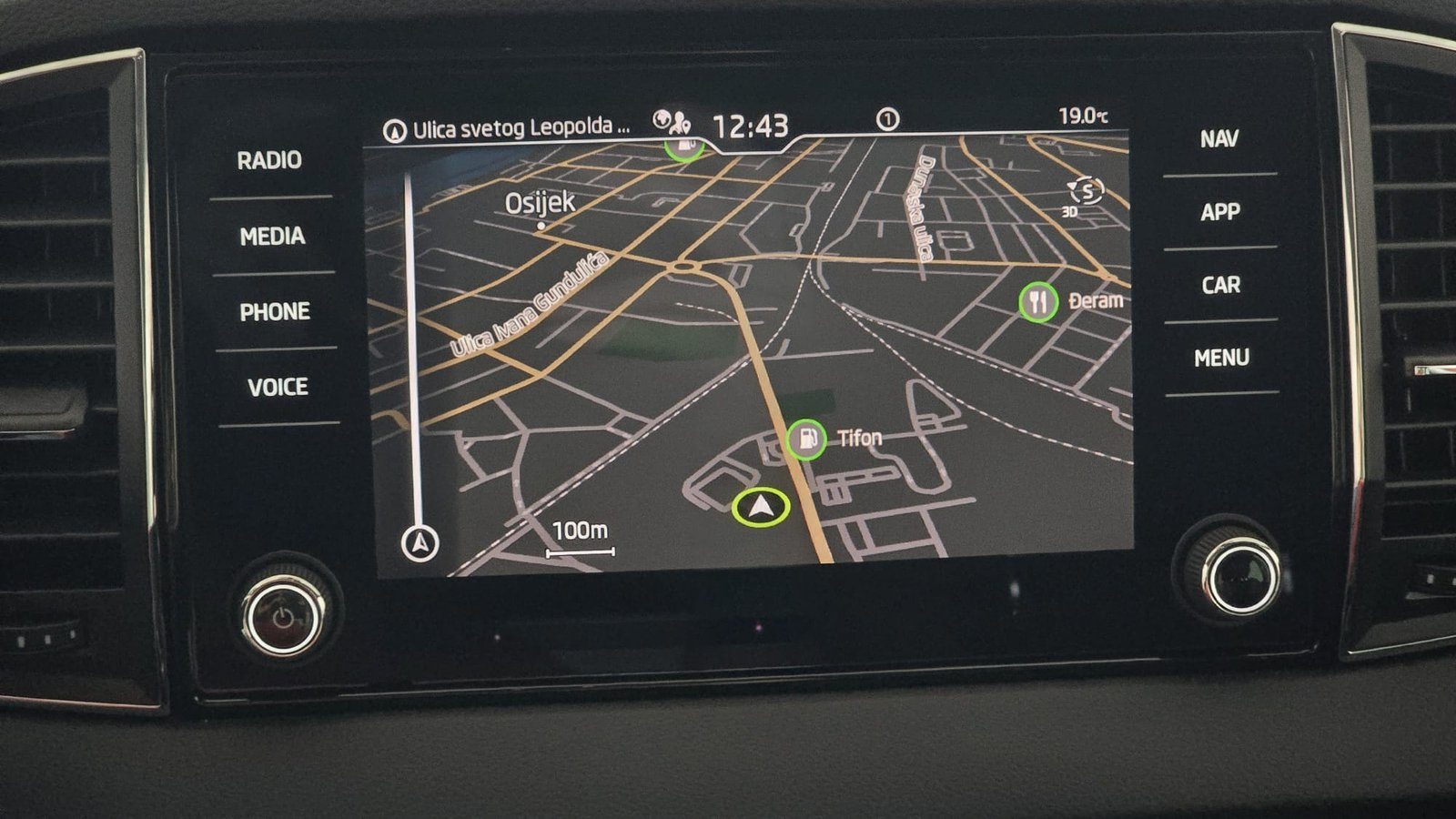 2022 Škoda Karoq — fotografija 16