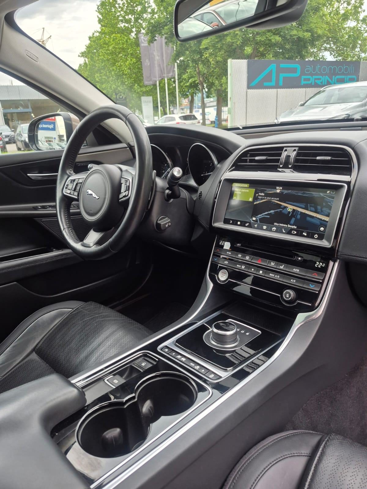2018 Jaguar XE — fotografija 14