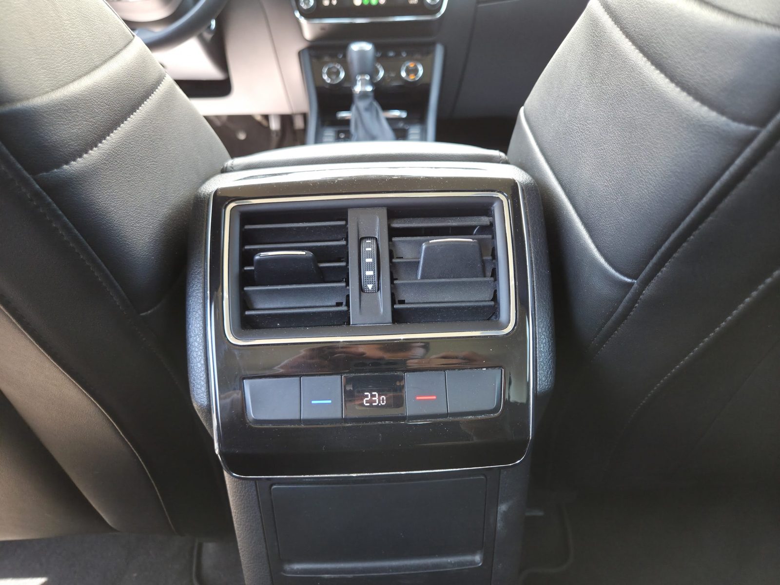 2023 Škoda Superb — fotografija 17