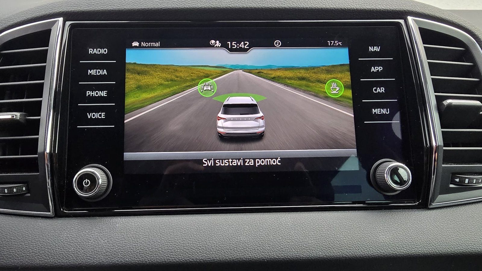 2023 Škoda Karoq — fotografija 17