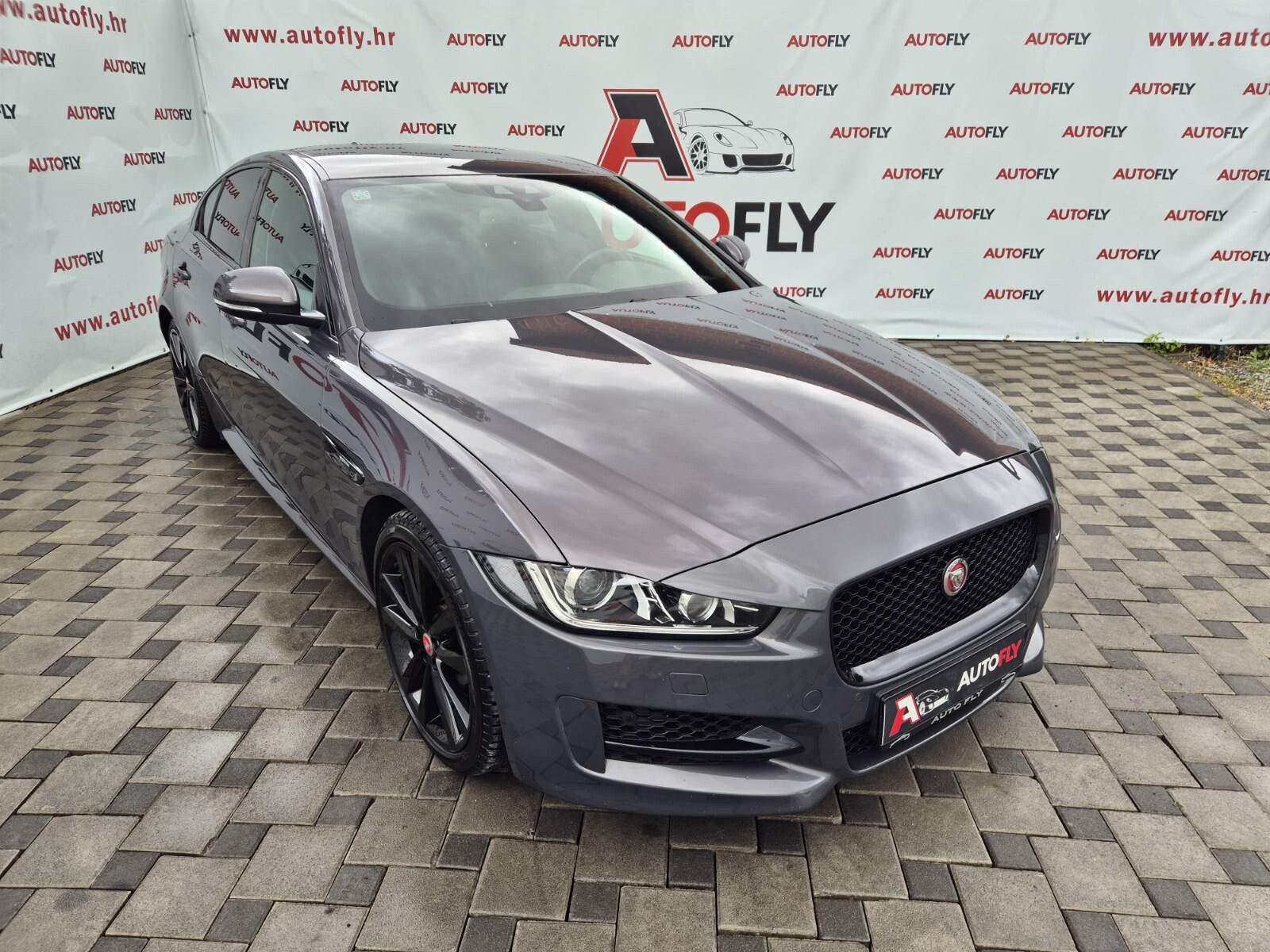 2017 Jaguar XE — fotografija 3