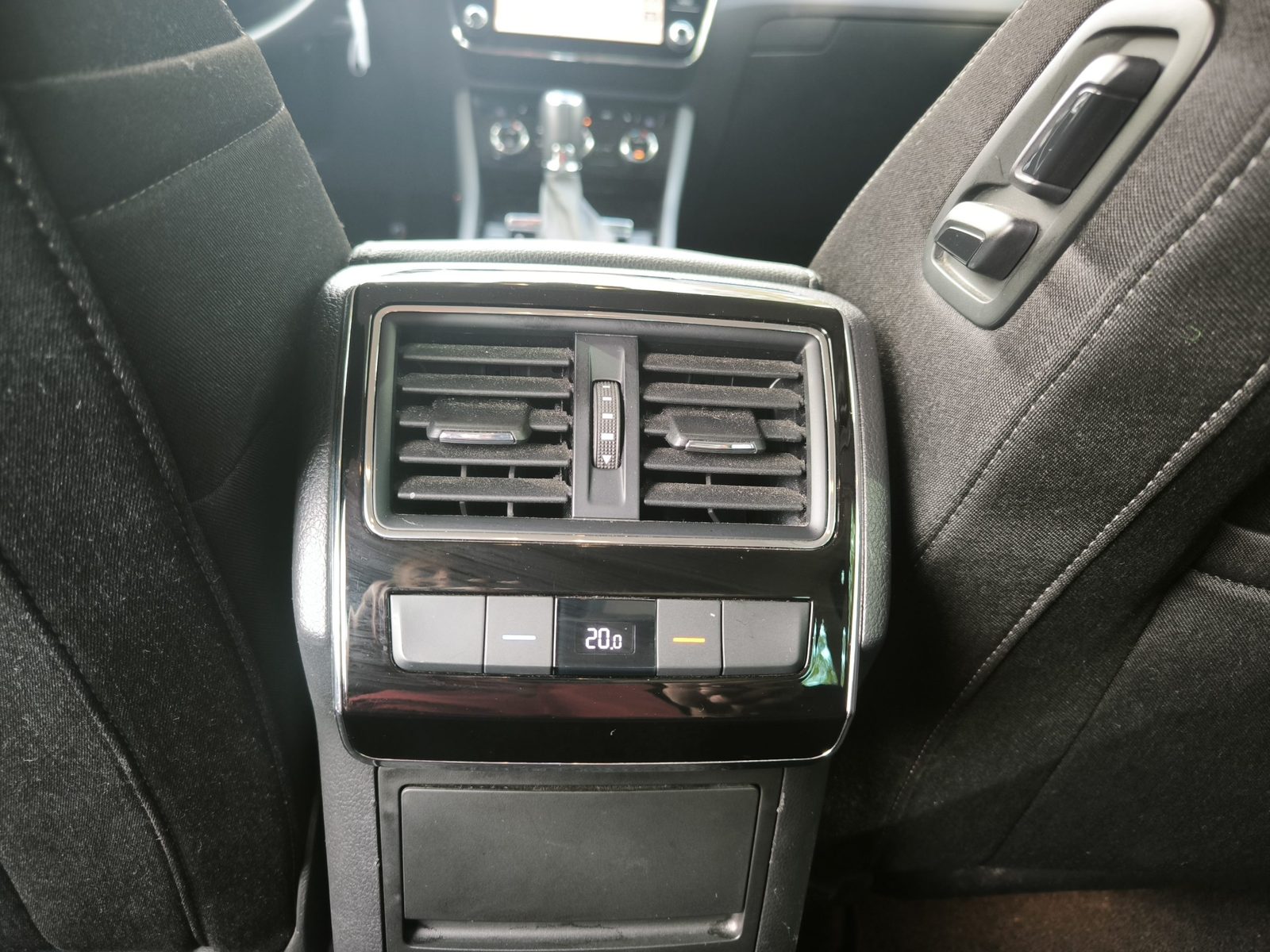 2019 Škoda Superb — fotografija 30