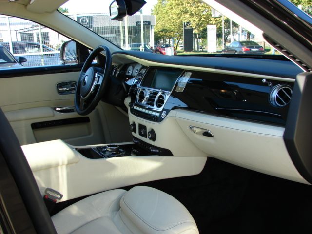 2015 Rolls-Royce Ghost — fotografija 9