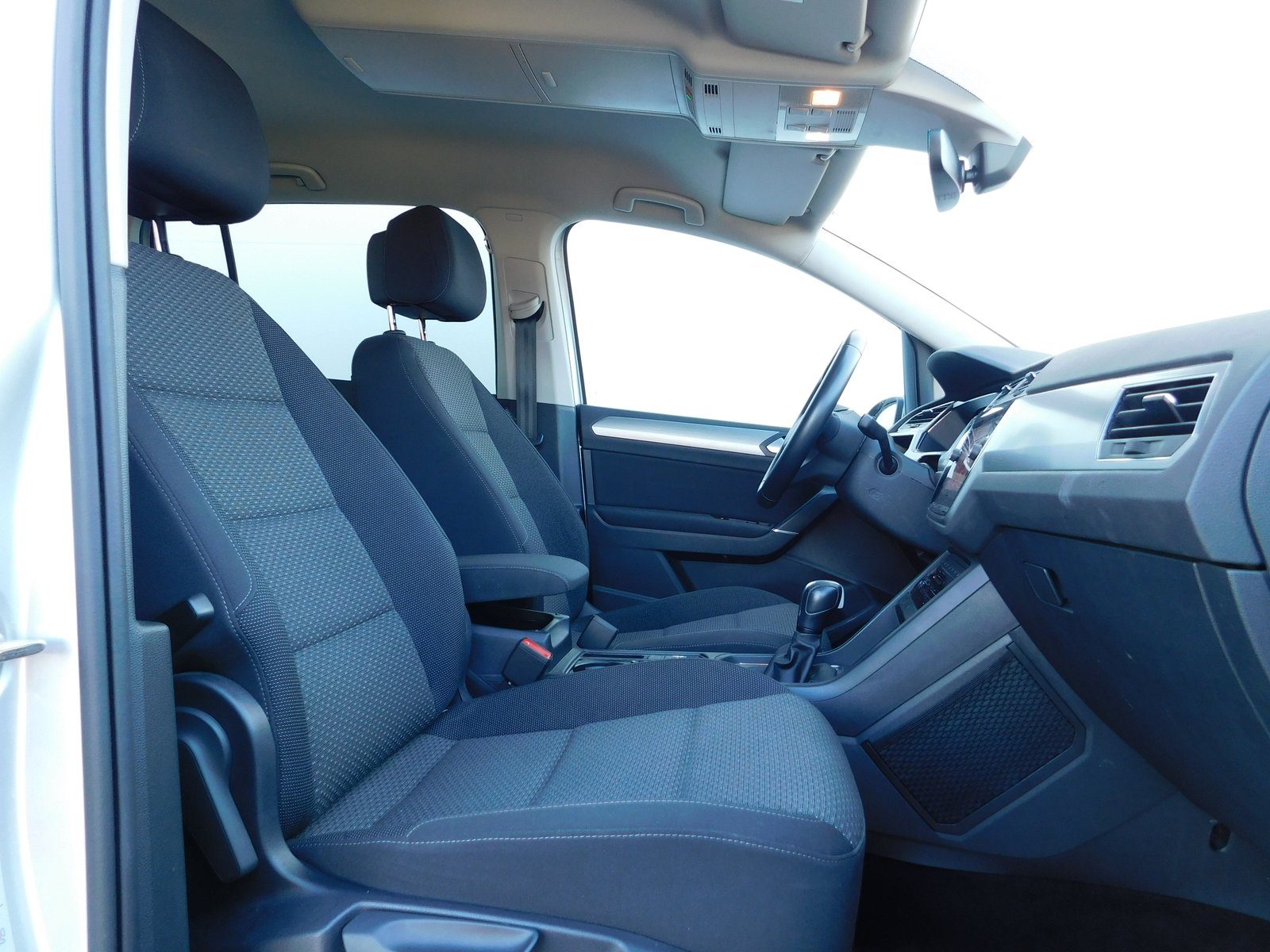 2023 Volkswagen Touran R-Line — fotografija 11