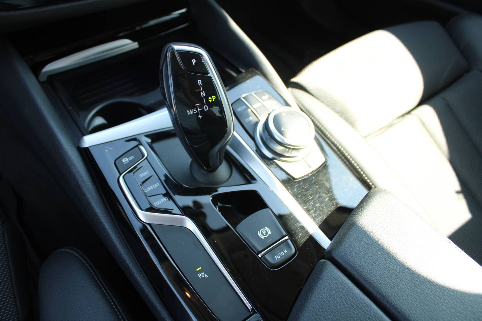 2020 BMW Serija 5 — fotografija 17
