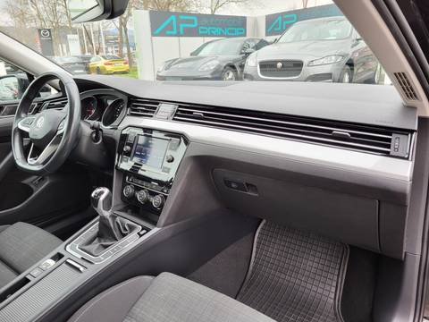 2020 Volkswagen Passat — sličica 23