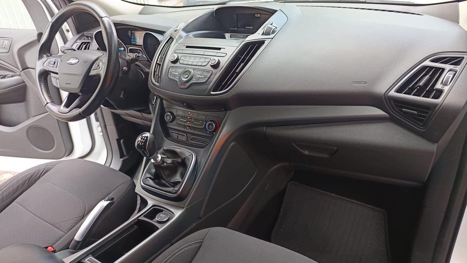 2017 Ford Kuga — fotografija 11