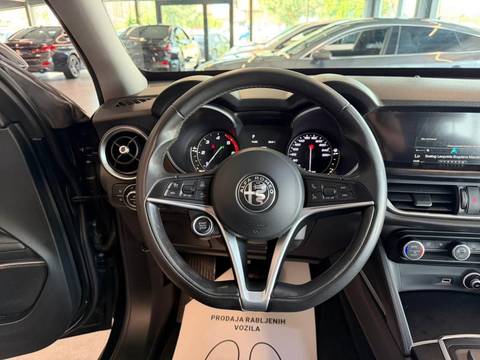 2017 Alfa Romeo Stelvio — sličica 19