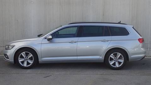 2022 Volkswagen Passat — sličica 2