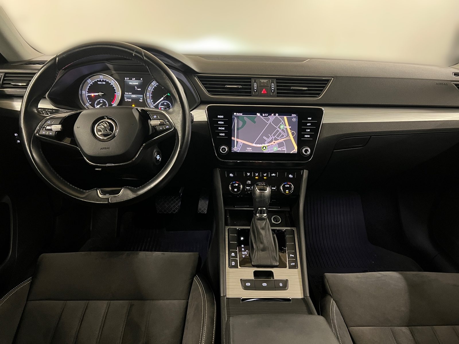 2021 Škoda Superb — fotografija 19