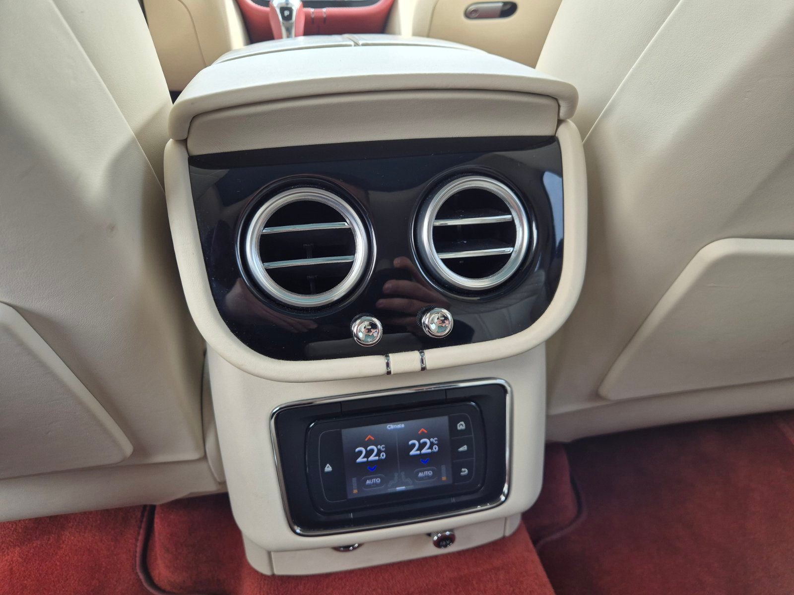 2016 Bentley Bentayga — fotografija 21