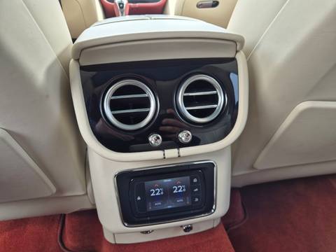 2016 Bentley Bentayga — sličica 21