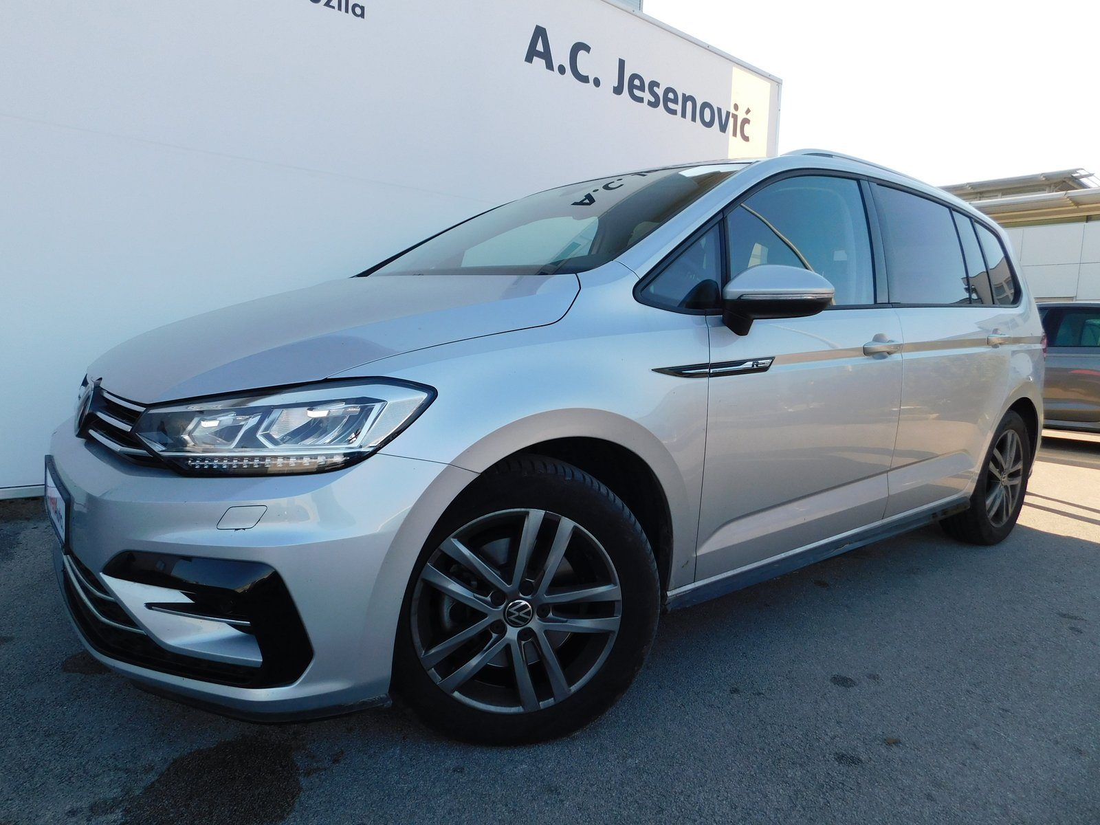 2023 Volkswagen Touran R-Line — fotografija 7